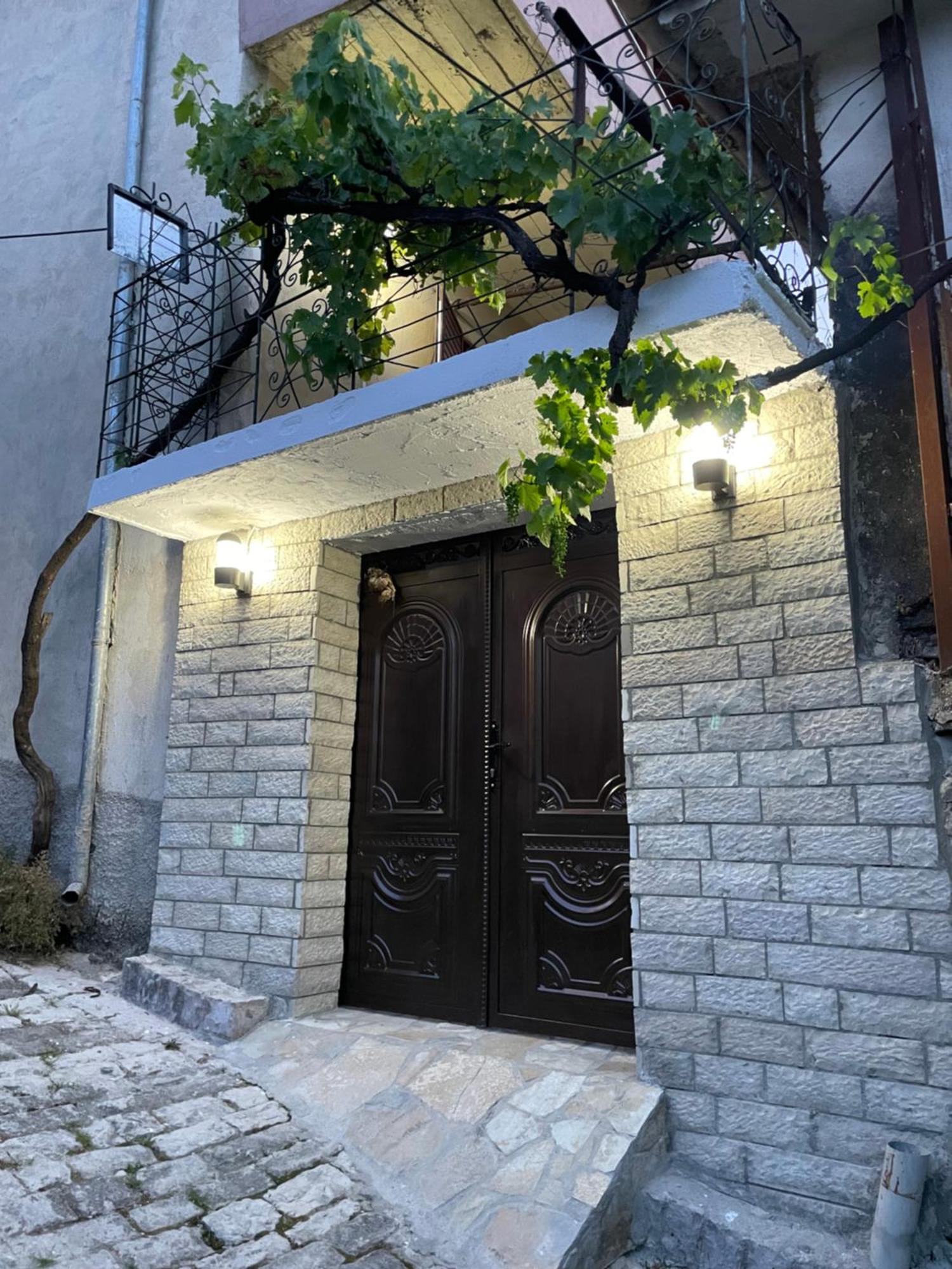 Luigi Guest House Гирокастра Экстерьер фото